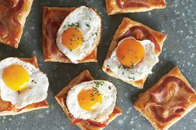 fried-egg-and-bacon-puff-pastry-squares-md109548.jpg