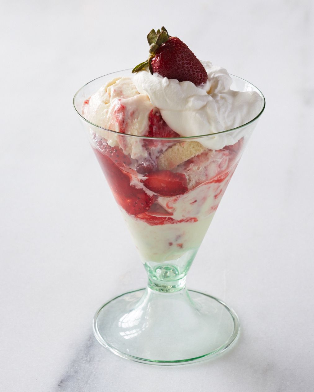 icecream-sundae-strawberry-305-d112073-0515.jpg