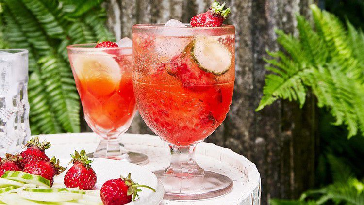 strawberry cucumber gin elderflower spritz