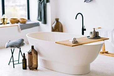 Bathtub with towels and soaps